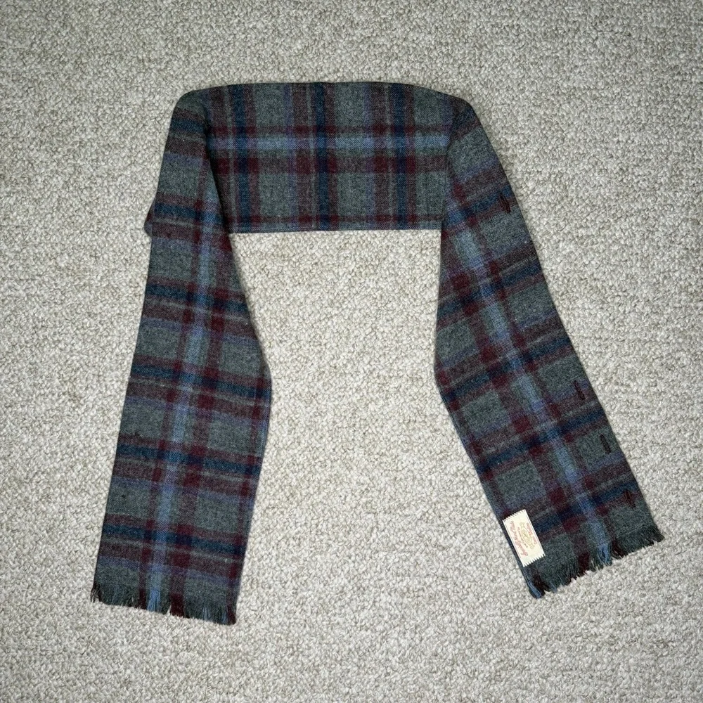Wool scarf with pockets and button closure